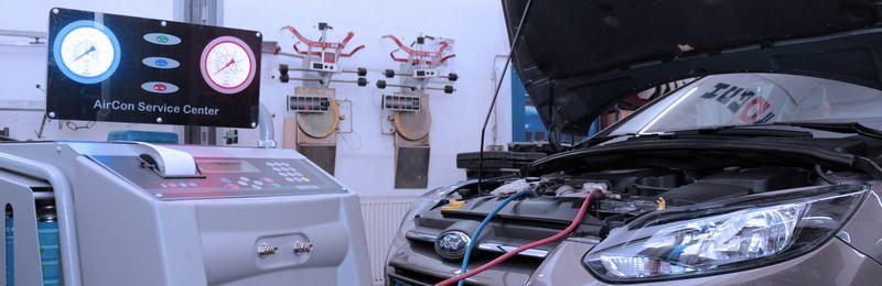 Es wird ein Klimaanlagen-Service bei einem Auto durchgeführt